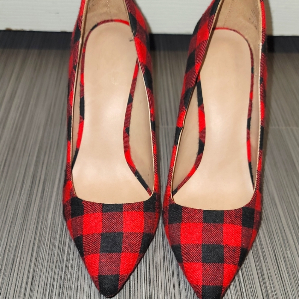 Red and black Mix No. 6 plaid stiletto heel, sz 6